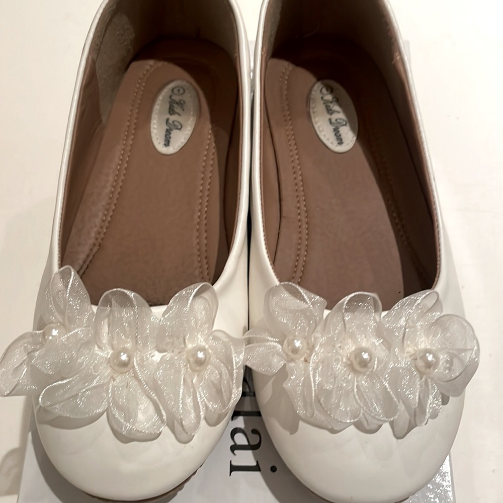 White leather flats with flower and pearl appliqué size 1